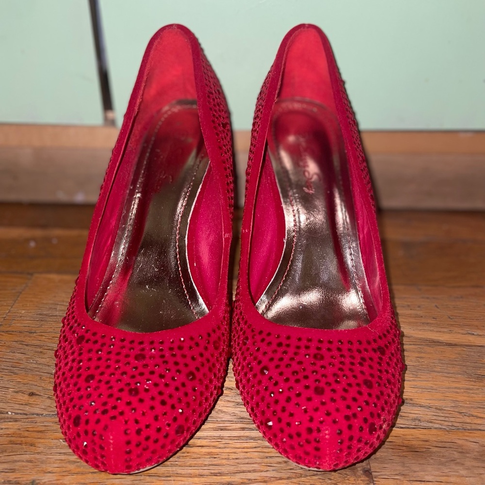 Red rhinestones, feels like suede , low heal , 4 inches heel.only wore once